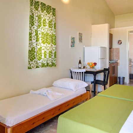 Chriselen Hotel Eleonas Bagian luar foto